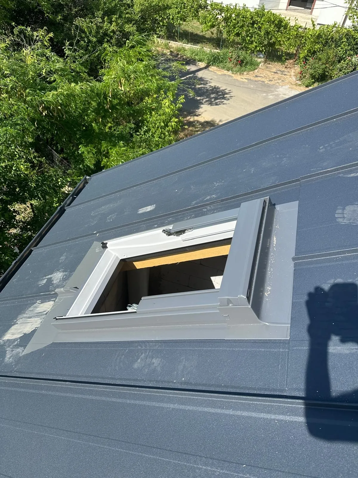 Lucarnă Velux integrată în tablă click